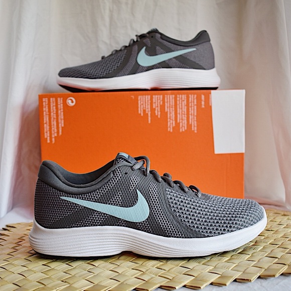 Nike Shoes - 🚨SOLD🚨NEW WMNS Nike Revolution 4